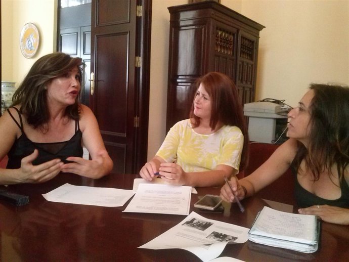 La presidente de ATA, Mar Cambrolle, reunida con las concejalas