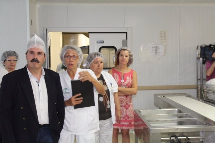 Valdivia visita las nuevas cocinas del complejo hospitalario de Torrecárdenas