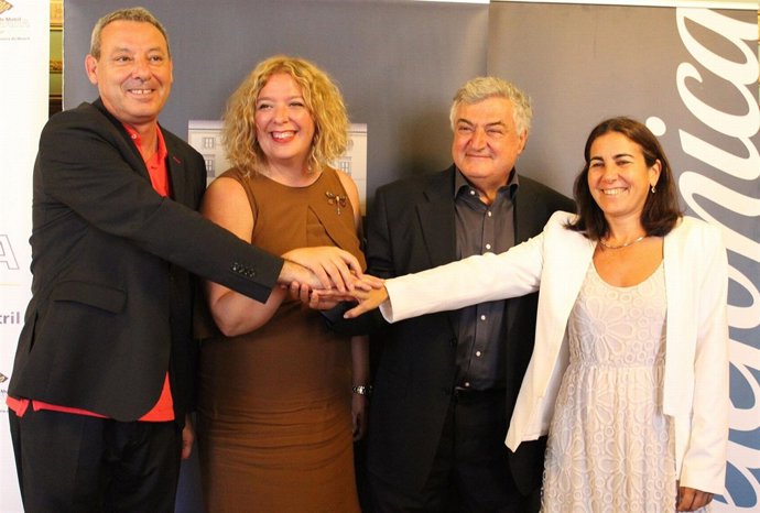 Firma del acuerdo entre las partes con la alcaldesa de Motril, Flor Almón.