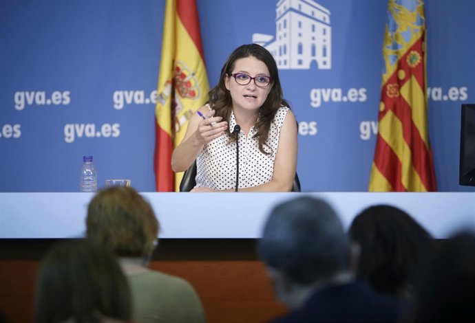 La vicepresidenta y portavoz del Consell, Mònica Oltra, informa del pleno.
