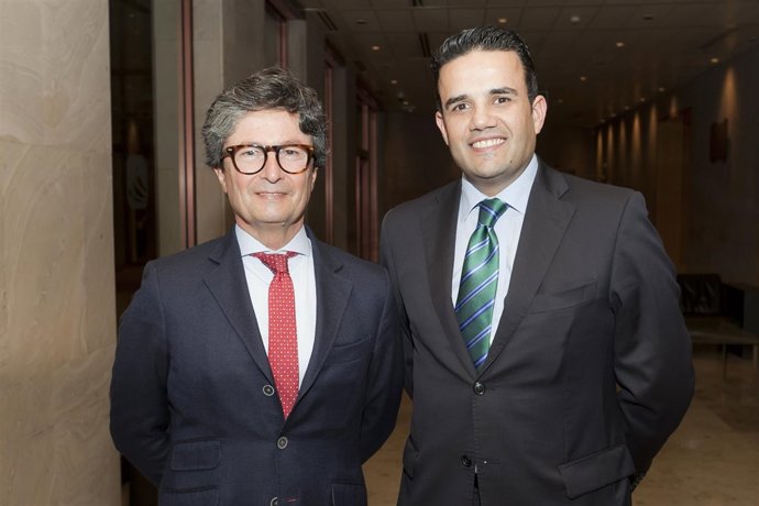 Andrés Orozco, Dir. De CaixaBank Canarias; y Miguel A. García, de Banca Privada