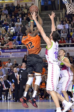 Diagne tirando a canasta mientras Begic defiende
