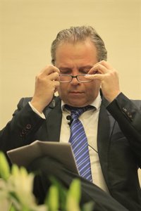 Carmona insiste en que la web se modifica porque tiene "la palabra y el compromiso de la alcaldesa negro sobre blanco"