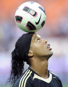 Ronaldinho con el balón en la cabeza