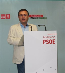 El coordinador de la Interparlamentaria del PSOE-A, Miguel Ángel Heredia