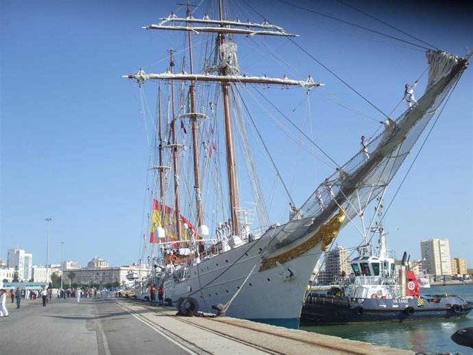 El buque escuela 'Juan Sebastián de Elcano' atraca en Cádiz