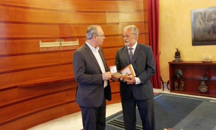 Maeztu entrega en el Parlamento el Informe del Defensor del Menor