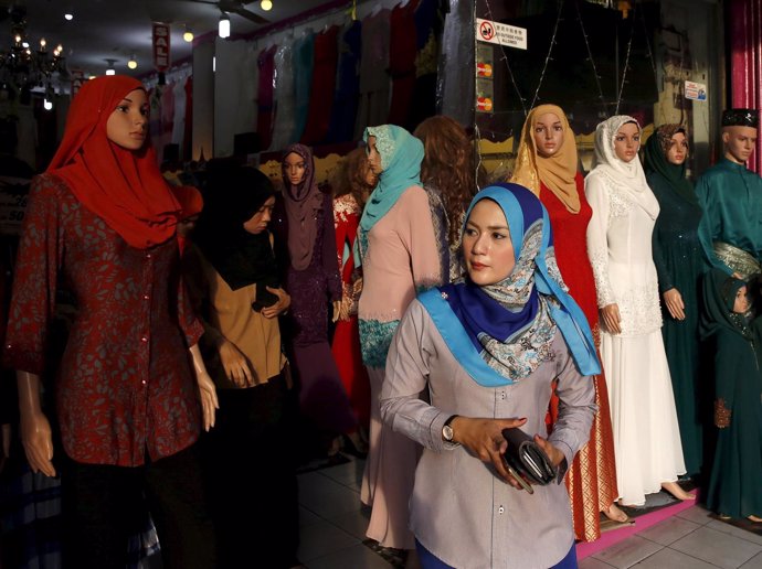 Mujeres en un mercado de Kuala Lumpur en el final del Ramadán