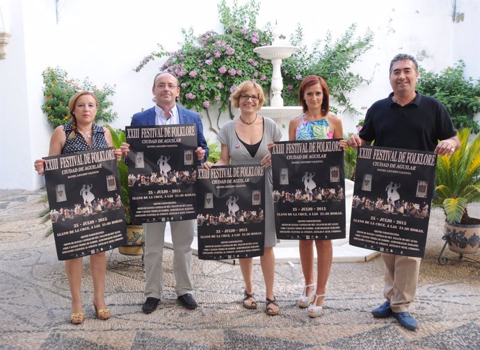 Ruz (centro) junto al alcalde de Aguilar, con el cartel del Festival