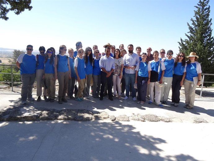 Crespín y Perales (centro) con los voluntarios del campo de trabajo