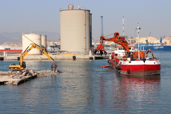 Draga obras mejora acceso dársenas interiores del puerto de Málaga