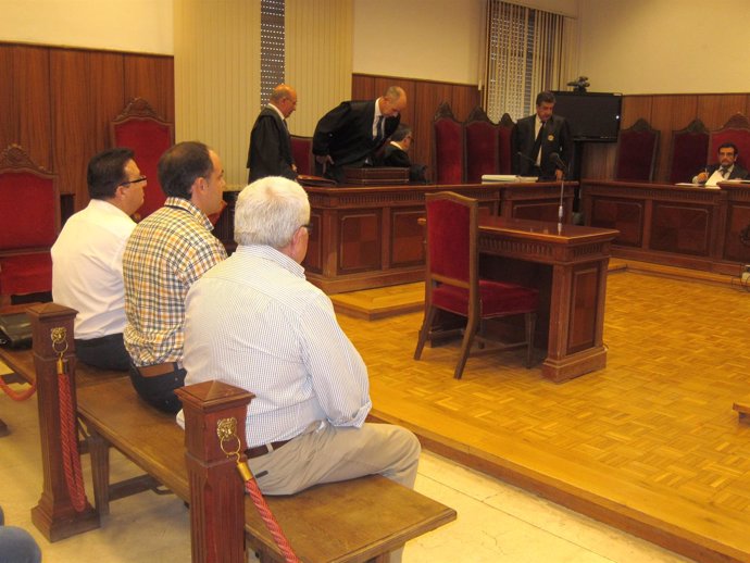Juicio en 2014 en la Audiencia a Martínez Múrez, sentado al final del banco