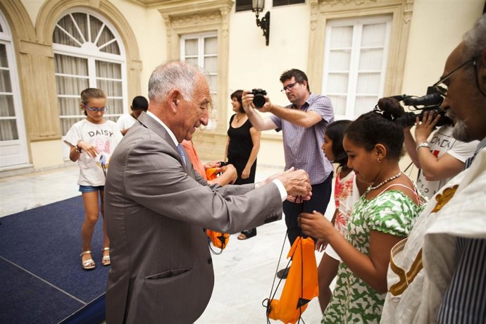 Amat hace entrega de un obsequio a una de las niñas saharauis