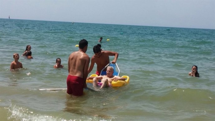 NP Matalascañas Ofrece Servicio De Baño Asistido A Personas Con Movilidad Reduci