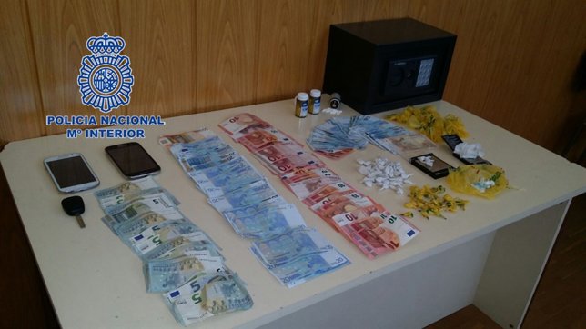 Dinero, moviles y objetos incautados en la operación policial