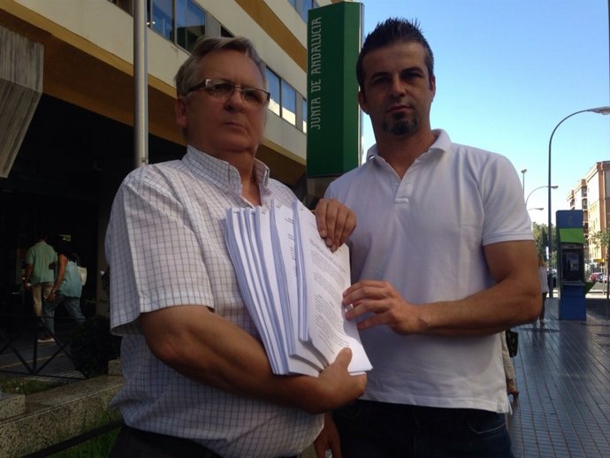 Adame (izda.) antes de entregar su reclamación a la Junta