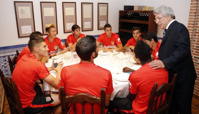 Enrique Cerezo charla con los jugadores durante la cena 