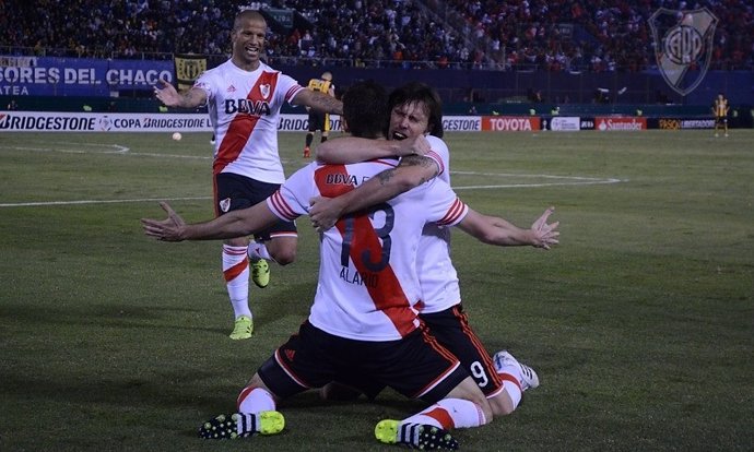 Los jugadores de River celebran el 1-1