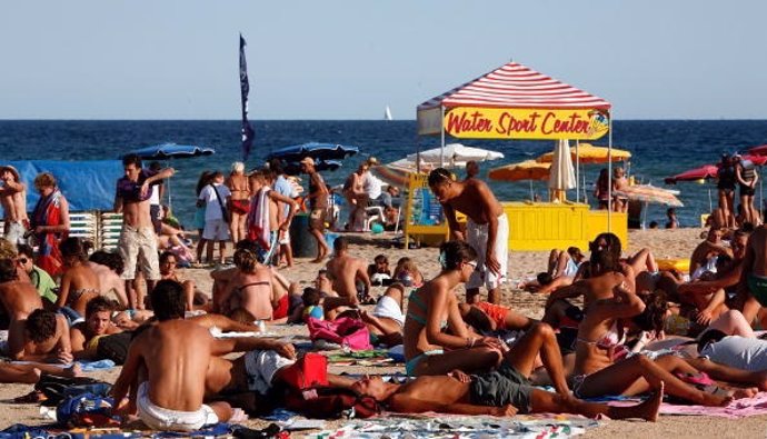 Turistas en playa de España