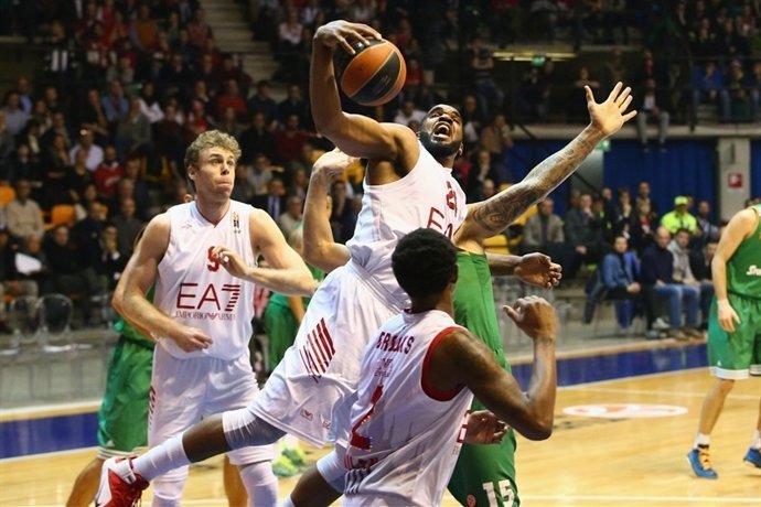 Samuels pelea por un rebote en el EA7-Panathinaikos