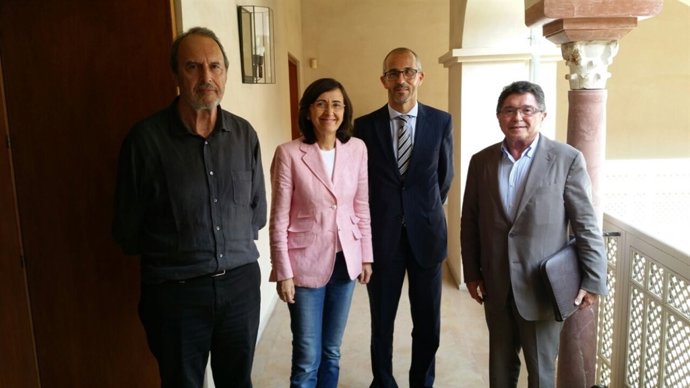 Consuegra, Rosa Aguilar y directivos de La Caixa.