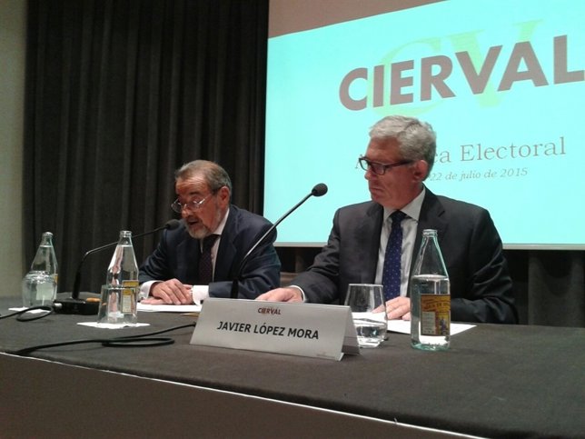 José Vicente González, a la izquierda, en la Asamblea Electoral