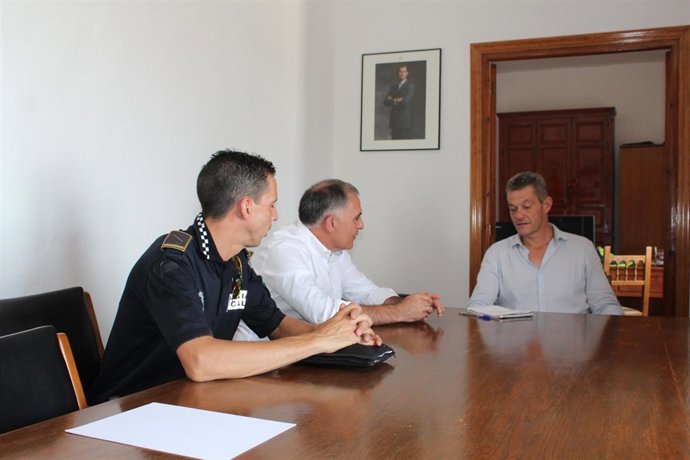 El subdelegado del Gobierno, Santiago Pérez, con alcalde de Lújar