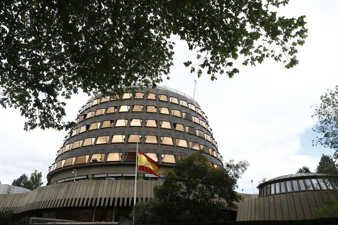 La bandera de España ondea en el Tribunal Constitucional