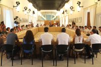 Encierro de alcaldes de IU en el Parlamento por los planes de empleo