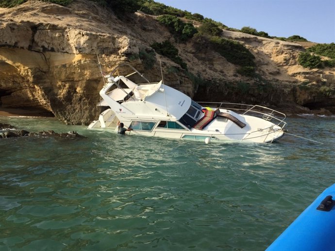 Yate a la deriva junto a la playa de la Hierbabuena