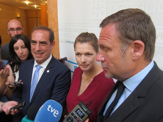 El conselleiro de Facenda, Valeriano Martínez, a la izquierda