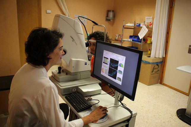 Médico realizado una revisión oftalmológica