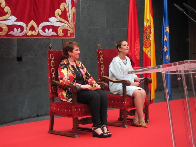 Uxue Barkos junto a la presidenta del Parlamento.