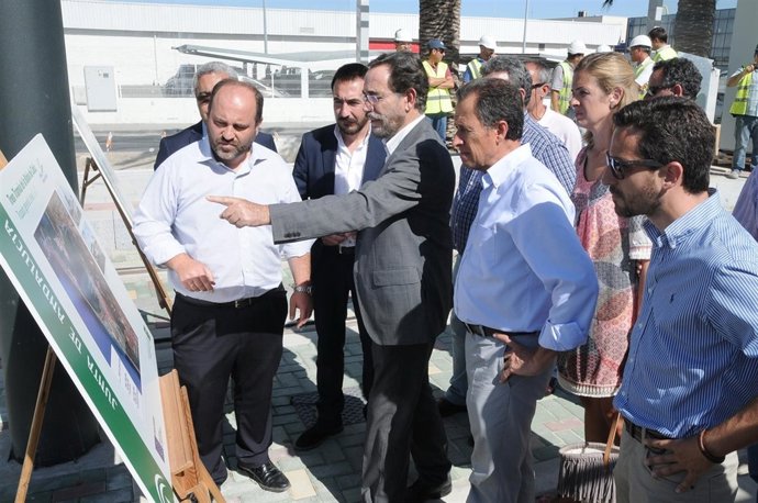 El consejero de Fomento, Felipe López, visita las obras del tranvía de la Bahía