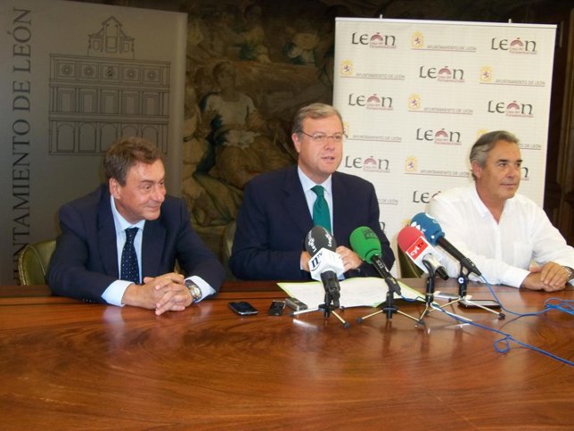 Silván (C) con los concejales Javier García y Agustín Rajoy (D)