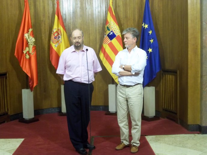 A la izquierda, José Miguel Monserrate. A la derecha, Pedro Santisteve.