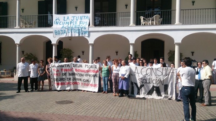 Trabajadores consula y fonda protestan por impagos de junta y falta de rspuestas