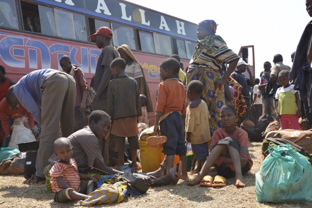 Llegada de un autobús con refugiados de Burundi al campamento de refugiados de N