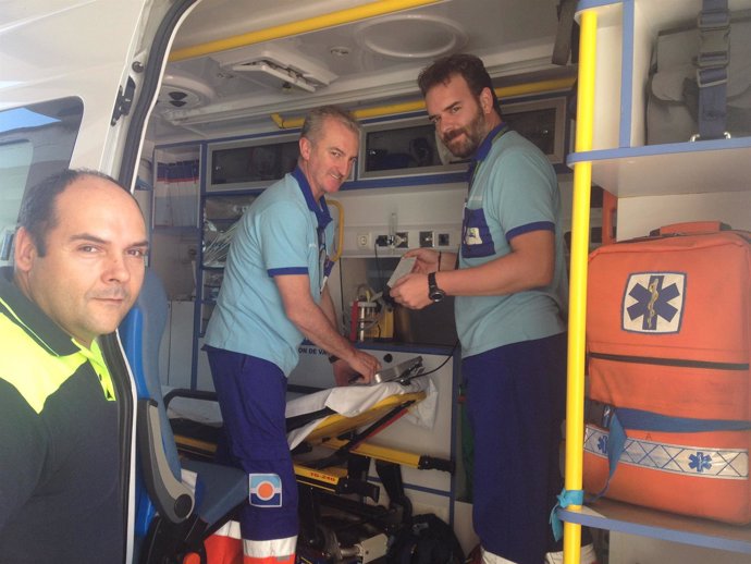 Profesionales de los DCCU en una de las ambulancias