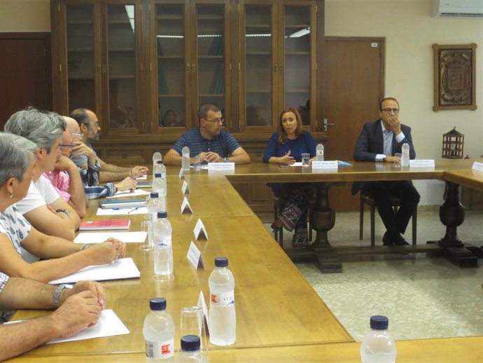 La consejera de Educación se reúne con directores de IES de Huesca