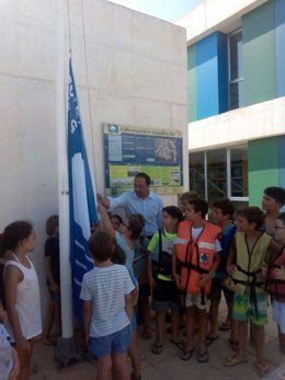 Momento de la izada de bandera en el puerto de Roquetas de Mar