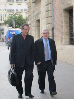 Vicente Sanz y su abogado a la entrada del TSJCV.