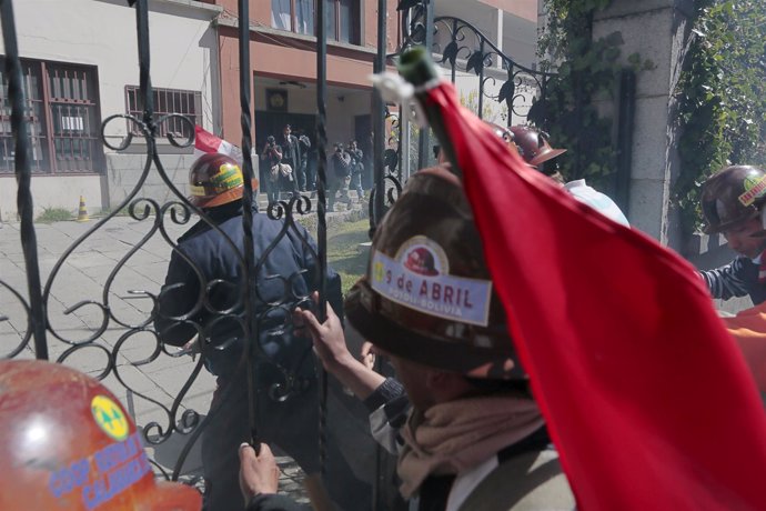 Manifestantes dinamitan la puerta principal del Viceministerio en Bolivia