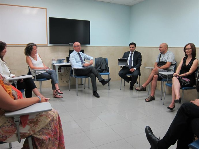 Hernández, con un grupo de desempleados