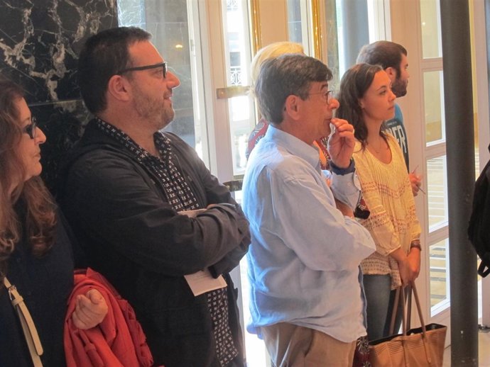 El concejal de Cultura de Oviedo, Sánchez Ramos, durante la visita al Campoamor.