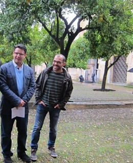 García (izda.) en el Patio de los Naranjos de la Mezquita el pasado invierno