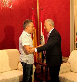 Ceniceros y Ruano se saludan al inicio de su encuentro