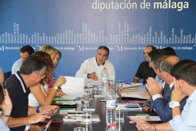 Elías Bendodo en junta de gobierno de la diputación la primra del mandao 2015-20