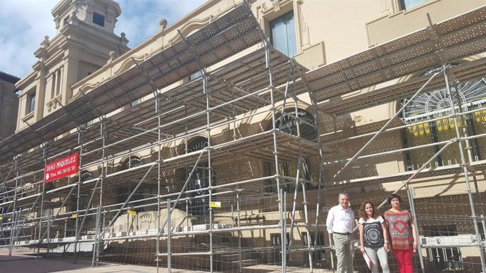 La portavoz del PSOE frente al edificio de Correos