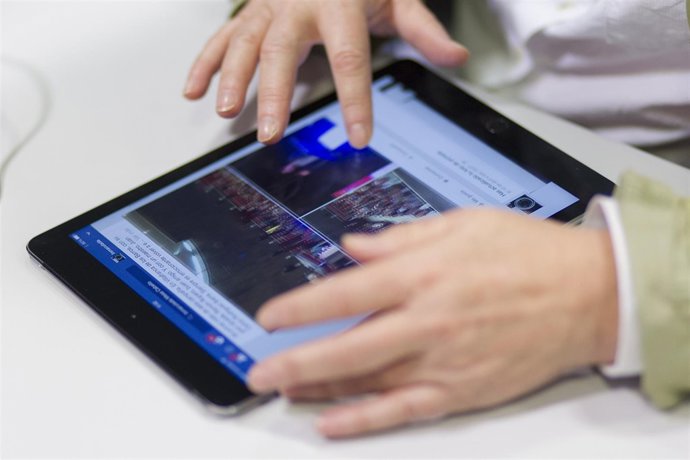 Nuevas tecnologías, redes sociales, internet, tablet, tableta, dispositivo